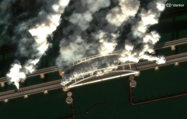Eine brennende Brücke von oben