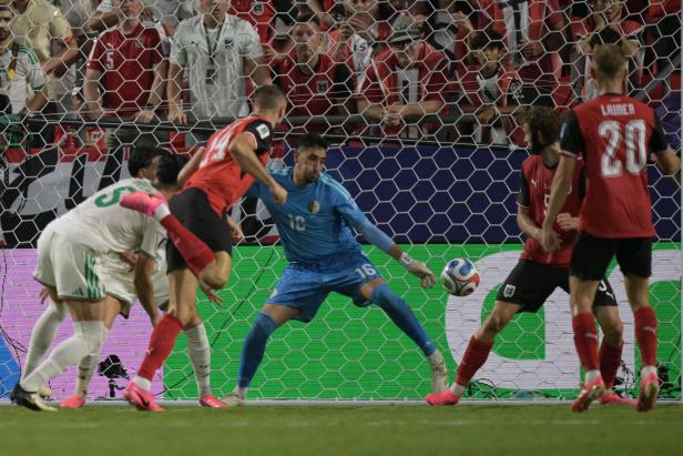 Sasa Kalajdzic köpfelt den Ball ins algerische Tor, der Torwart kann den Ball nicht halten