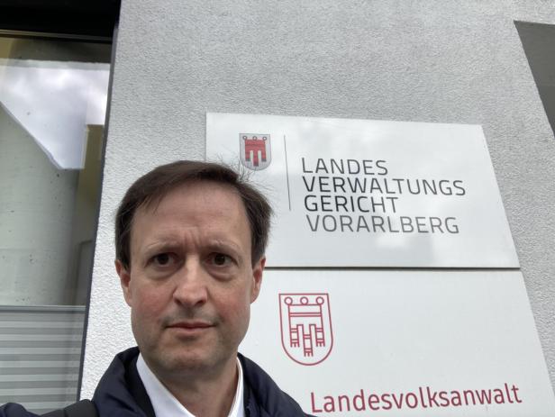 profil-Chefreporter Stefan Melichar vor dem Landesverwaltungsgericht Vorarlberg