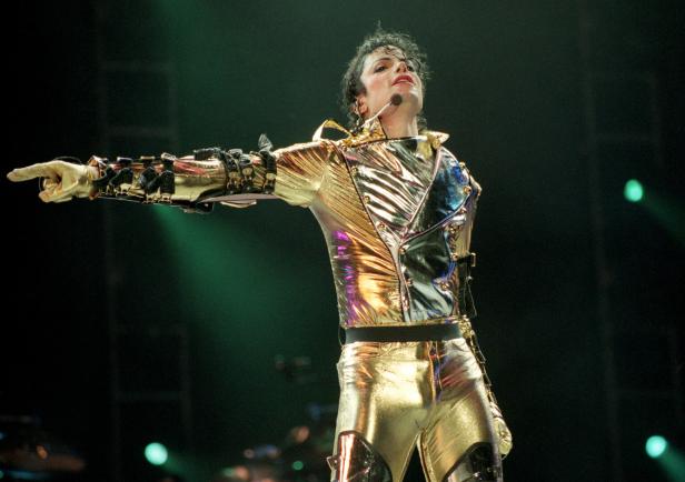 Michael Jackson in goldfarbenem Kostüm, bei einem Konzert 1996 
