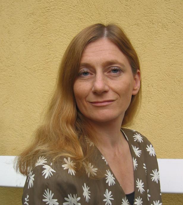 Regina Sommer von der Medizinischen Universität Wien vor einer gelben Wand.
