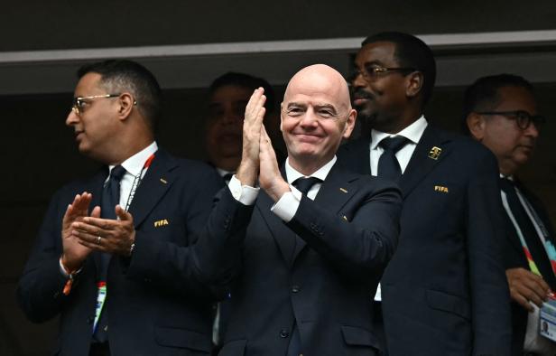 FIFA-Präsident Gianni Infantino in schwarzem Anzug applaudiert