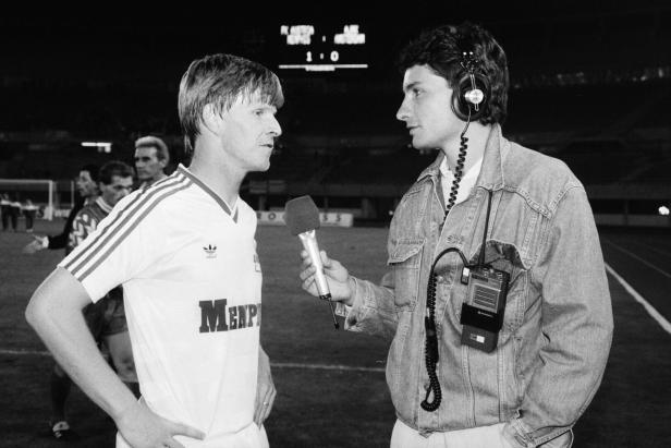 Ein schwarz-weiß-Bild von dem jungen Rainer Pariasek, der einen Spieler von Austria Wien interviewt