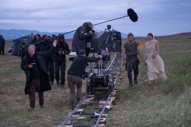 Regisseur und Autor Christopher Nolan mit seinem Team bei den Dreharbeiten an "The Odyssey"