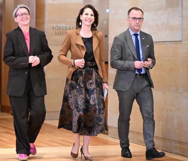 Festspiel-Kuratoriumsspitze: Theresia Niedermüller (als Gesandte des Bundes, links) und Salzburgs Landeshauptfrau Karoline Edtstadler (ÖVP) lachen fröhlich, nur Bürgermeister Bernhard Auinger (SPÖ) blickt ernst drein. 