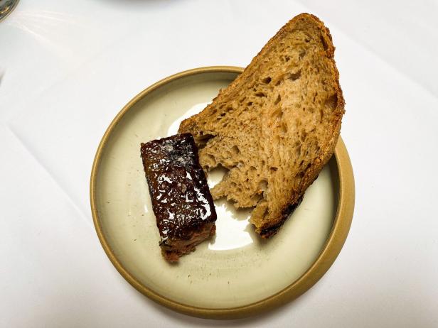 Das Bild zeigt eine Hühnerleber mit Schwarzbrot