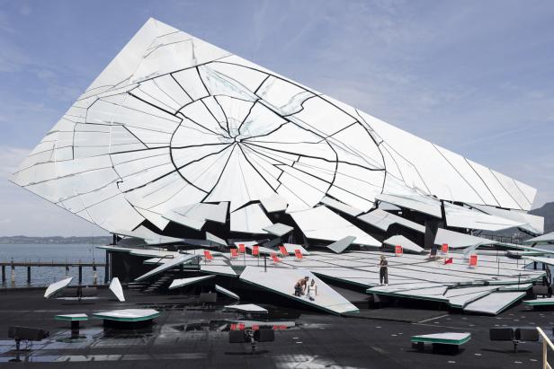 Ein pyramidal zugespitzter Spiegel in Splittern als Bühnenbild der "Traviata"-Inszenierung am Bodensee