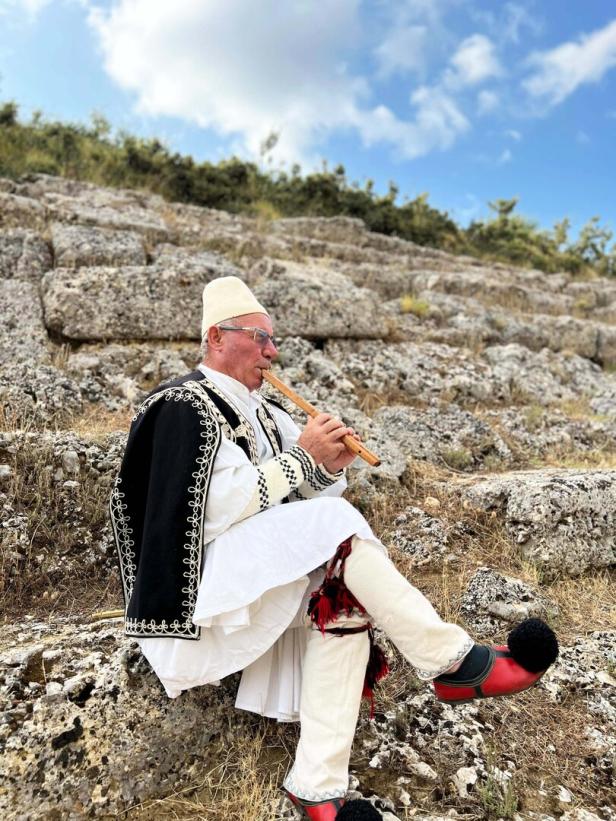 Vendim Kapaj in traditioneller, albanischer Tracht und seiner Flöte 