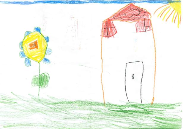 Kinderzeichnung von Haus mit rotem Dach, Sonne und blühender gelber Blume auf grünem Boden.