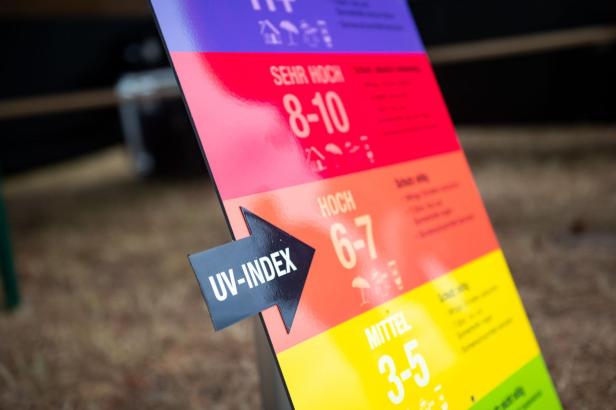 Ein Hinweispfeil zeigt einen UV-Index auf einer Warntafel an