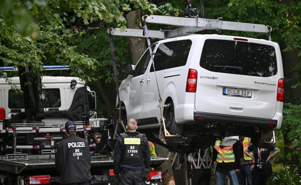 Das Auto des mutmaßlichen Attentäters wird abgeschleppt.