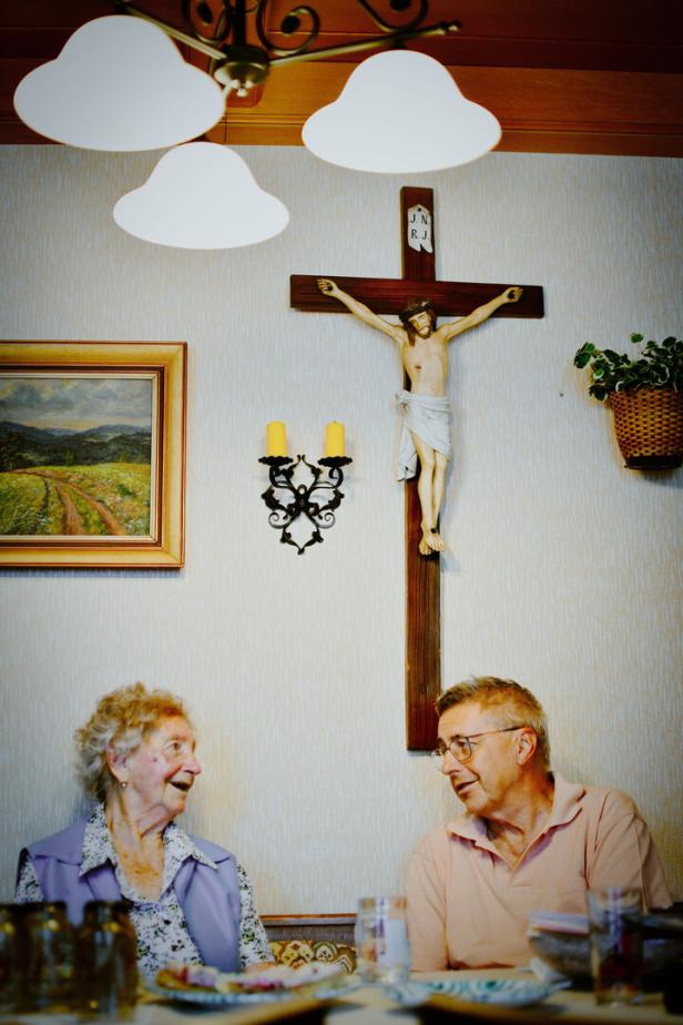 Ein Mann mit seiner Mutter