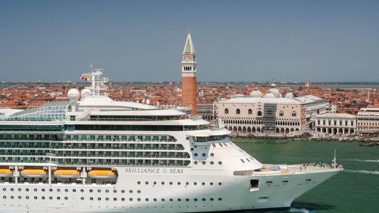 Große Schiffe, wenig Platz: Wenn Tourismus zum Problem wird | profil.at