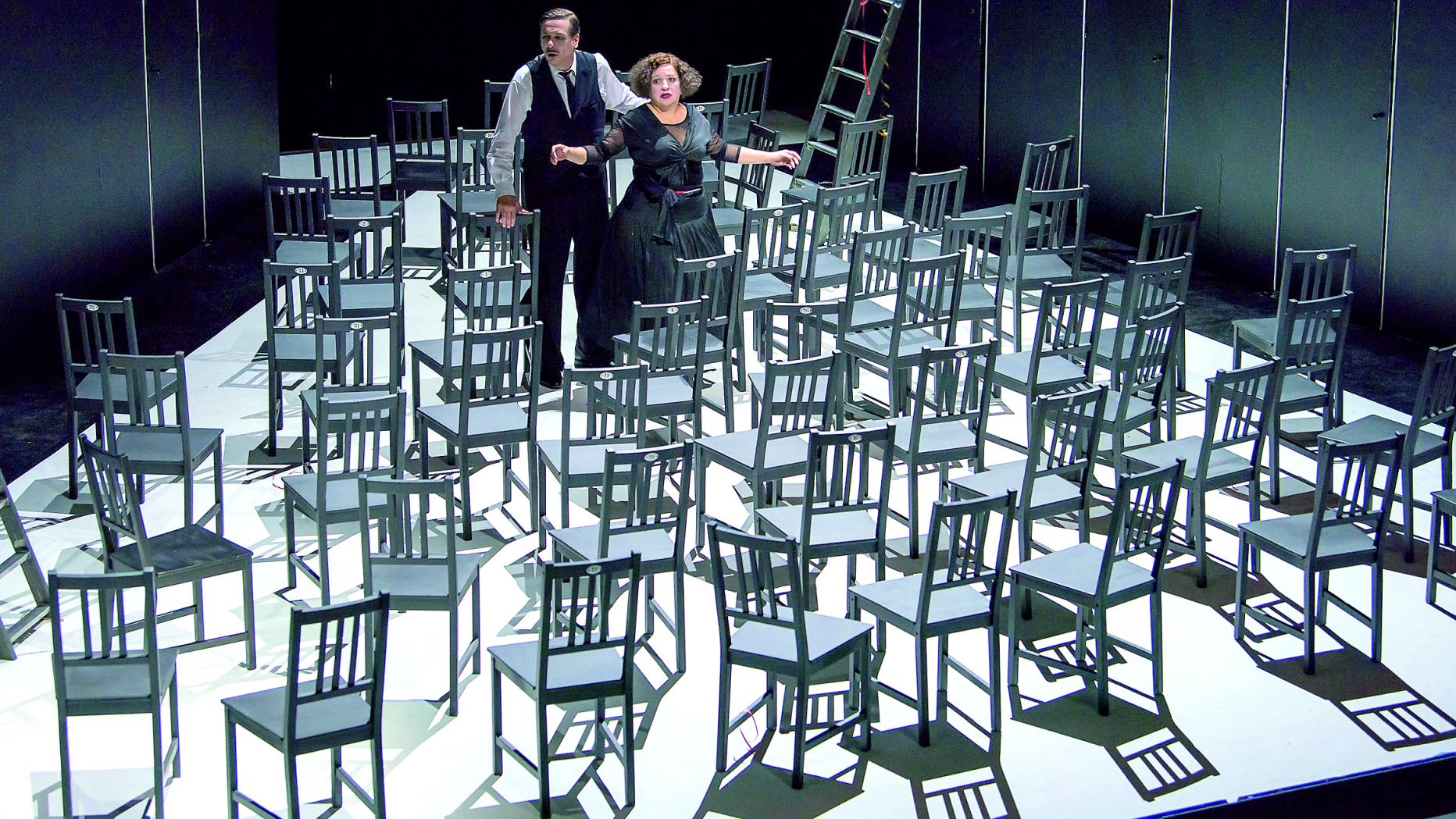Grauenhafte Gastgeber: "Die Stühle" im Akademietheater