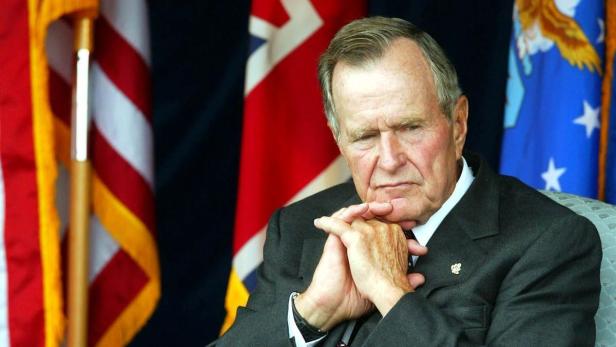 Gesagt, anders getan: Es gab neue Steuern, und als Bush 1992 wiedergewählt werden wollte, empfing ihn überall das schon sprichwörtliche &quot;Read my lips&quot;. Bush verlor.