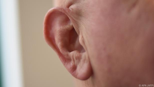 Die Übertragung der elektrischen Impulse erfolgt mittels Kabel zum Ohr