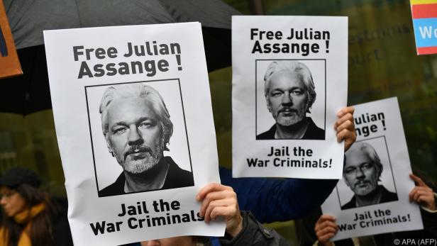 Seit April sitzt Assange eine fast einjährige Haftstrafe ab