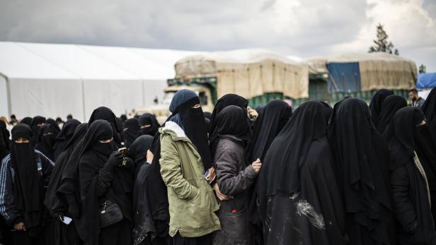 „Eine Art Mini-Kalifat“: Im Lager Al-Hol leben viele Frauen, die noch immer an den Dschihad glauben. „Eine Art Mini-Kalifat“: Im Lager Al-Hol leben viele Frauen, die noch immer an den Dschihad glauben.