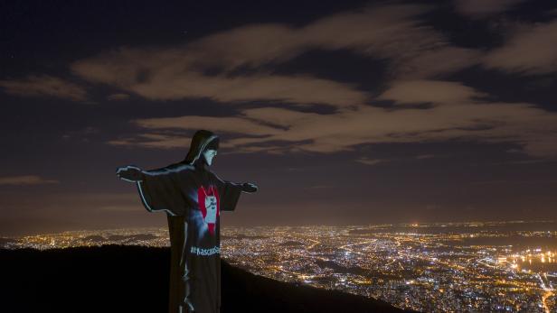 Die Christusstatue in Rio de Janeiro wird mit einer Gesichtsmaske beleuchtet, die die Gesellschaft auffordert, sie zu tragen, um die Ausbreitung des neuartigen Coronavirus zu verhindern. Die Christusstatue in Rio de Janeiro wird mit einer Gesichtsmaske beleuchtet, die die Gesellschaft auffordert, sie zu tragen, um die Ausbreitung des neuartigen Coronavirus zu verhindern.