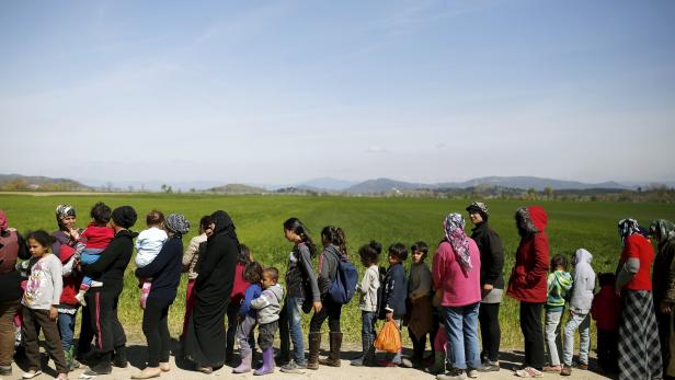 Das lange Warten. Flüchtlinge an der griechisch-mazedonischen Grenze.