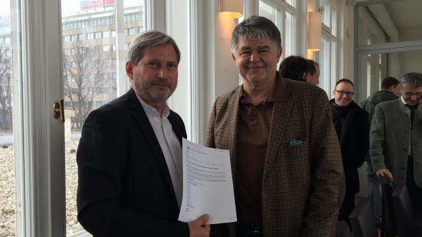 Johannes Hahn mit AEJ-Präsident und profil-Redakteur Otmar Lahodynsky.