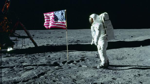 FLATTERNDE FAHNE: Die Flagge bewegte sich schlicht in der Schwerelosigkeit. Auf dem Mond weht tatsächlich kein Wind.