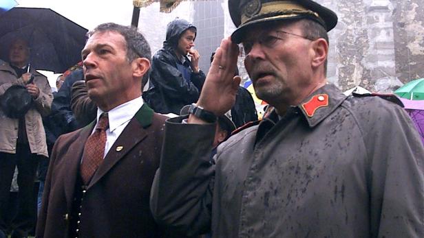 Landeshauptmann Haider beim "Ulrichsbergtreffen" im Jahr 2000 mit  Militärkommandant Gert Ebner