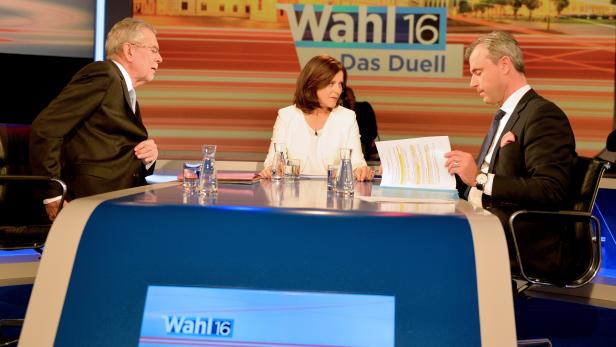 (v.l.) Alexander Van der Bellen, Moderatorin Ingrid Thurnher und Norbert Hofer vor Beginn der TV-Konfrontation.