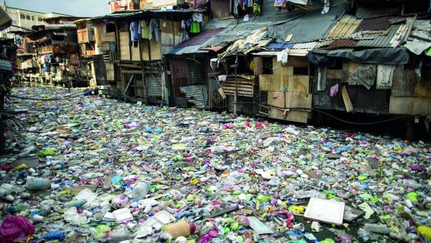 FLUSS IN MANILA: Asiatische Wasseradern transportieren Unmengen an Kunststoff ins Meer.
FLUSS IN MANILA: Asiatische Wasseradern transportieren Unmengen an Kunststoff ins Meer.