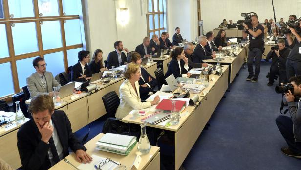 Sitzungsaal mit Teilnehmern des BVT-U- Ausschusses im Parlament
