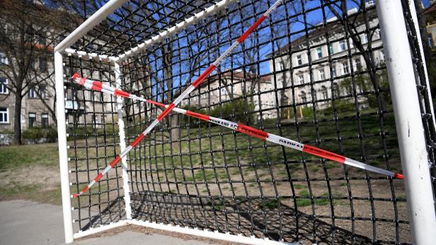 Ein gesperrtes Fußballtor in einem Park in Wien