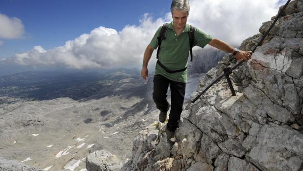 Bild aus glücklicheren Tagen: Faymann im Rahmen einer Wanderung im Dachsteinmassiv 2010.