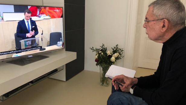 Bundespräsident Alexander Van der Bellen verfolgt die Budgeterklärung von Finanzminister Gernot Blümel (ÖVP) im Home Office vor dem Fernseher. 