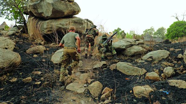 GEFECHTSÜBUNG: Ein österreichischer Militärberater folgt senegalesischen Soldaten beim Rückzug aus einem simulierten Hinterhalt.