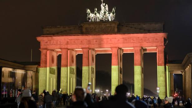 "Dieses Mal wird das Brandenburger Tor mit unseren eigenen Landesfarben angestrahlt," sagt Berlins Bürgermeister Müller. "Dieses Mal wird das Brandenburger Tor mit unseren eigenen Landesfarben angestrahlt," sagt Berlins Bürgermeister Müller.