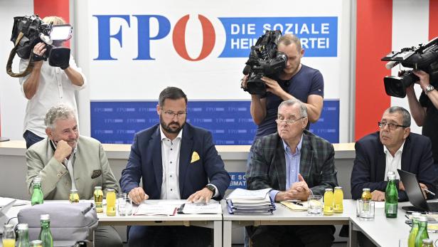 Andreas Mölzer, Christian Hafenecker, Wilhelm Brauneder und Lothar Höbelt anlässlich der Präsentation des Berichtes der FPÖ-Historikerkommission