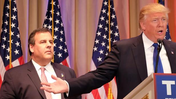 Chris Christie (l.) und Donald Trump bei einer Pressekonferenz am Super Tuesday. Chris Christie (l.) und Donald Trump bei einer Pressekonferenz am Super Tuesday.