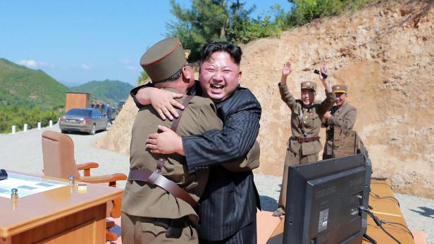 Kim Jong-un nach einem Test der Rakete "Hwasong-14". Kim Jong-un nach einem Test der Rakete "Hwasong-14".