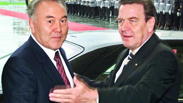 Schröder mit Nasarbajew (2001 in Berlin) 
„Dr. Schröder haben wir – ohne ihn namentlich zu nennen – in unserer Honorarnote erfasst.“