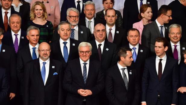 OSZE-Gipfel Hamburg, 8.12.2016: Sebastian Kurz übernahm Vorsitz von F.-W. Steinmeier OSZE-Gipfel Hamburg, 8.12.2016: Sebastian Kurz übernahm Vorsitz von F.-W. Steinmeier