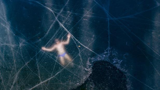Die Luftaufnahme zeigt den finnischen Freitaucher Kristian Maki-Jussila (37), der in der Nähe von Vaasa (Finnland) unter dem Eis eines zugefrorenen Sees schwimmt. Am 21. März 2020 stellte Kristian Maki-Jussila den inoffiziellen Weltrekord des Freitauchens Die Luftaufnahme zeigt den finnischen Freitaucher Kristian Maki-Jussila (37), der in der Nähe von Vaasa (Finnland) unter dem Eis eines zugefrorenen Sees schwimmt. Am 21. März 2020 stellte Kristian Maki-Jussila den inoffiziellen Weltrekord des Freitauchens