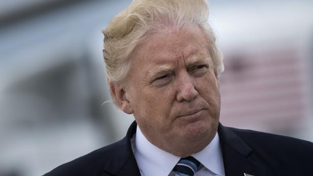 Donald Trump hat sich mit der Entlassung von FBI-Chef James Comey möglicherweise ein Eigentor geschossen. Donald Trump hat sich mit der Entlassung von FBI-Chef James Comey möglicherweise ein Eigentor geschossen.