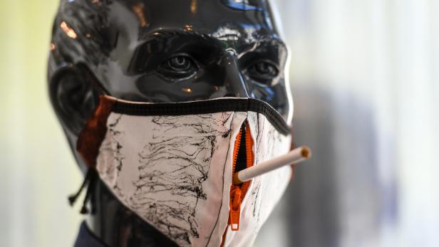 Eine modische Gesichtsschutzmaske wird in Wolfgang Schinkes Schneiderei in Krefeld, Westdeutschland, ausgestellt. Eine modische Gesichtsschutzmaske wird in Wolfgang Schinkes Schneiderei in Krefeld, Westdeutschland, ausgestellt.