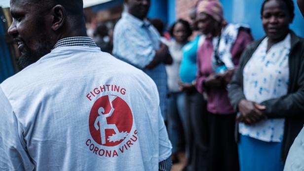 Ein Mitarbeiter einer NGO in Kenia, die sich dem Kampf gegen das Corona-Virus verschrieben hat Ein Mitarbeiter einer NGO in Kenia, die sich dem Kampf gegen das Corona-Virus verschrieben hat