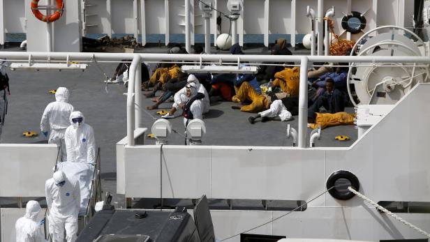 Nach der Katastrophe: Überlebende in Valetta müssen zusehen, wie Todesopfer des Flüchtlingsschiffes an Land gebracht werden