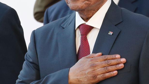 JACOB ZUMA: Kritiker werfen dem Staatsoberhaupt Nepotismus und Dilettantismus vor, die Justiz ermittelt wegen Korruption.
JACOB ZUMA: Kritiker werfen dem Staatsoberhaupt Nepotismus und Dilettantismus vor, die Justiz ermittelt wegen Korruption.
