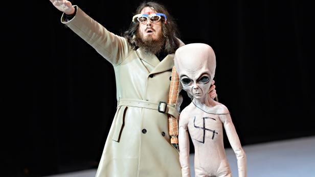 GEFÄHRLICHES SPIEL: In seiner Peformance "Generaltanz den Erzschiller“ zeigte Meese in Mannheim 2013 den Hitlergruß. GEFÄHRLICHES SPIEL: In seiner Peformance "Generaltanz den Erzschiller“ zeigte Meese in Mannheim 2013 den Hitlergruß.