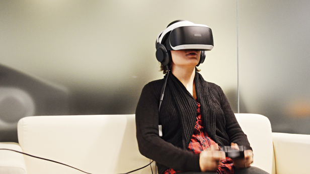 Ingrid Brodnig trägt die Sony PlayStation VR