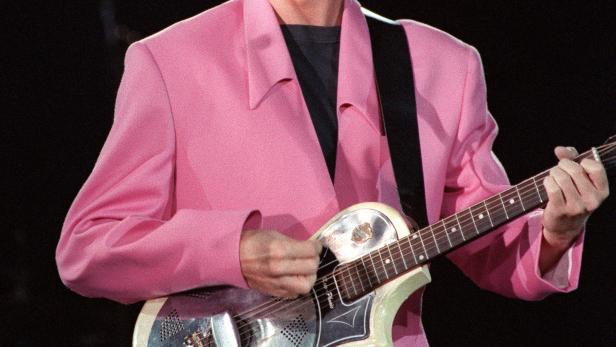 Der britische Musiker David Bowie 1991 bei einem Auftritt auf dem Pariser Place de la Nation. Der britische Musiker David Bowie 1991 bei einem Auftritt auf dem Pariser Place de la Nation.