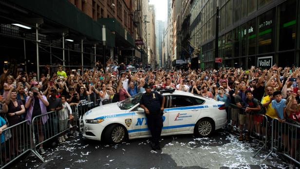 Fans erwarten die Mitglieder der US-amerikanischen Frauen-WM-Mannschaft zur Ticker-Parade in New York Fans erwarten die Mitglieder der US-amerikanischen Frauen-WM-Mannschaft zur Ticker-Parade in New York